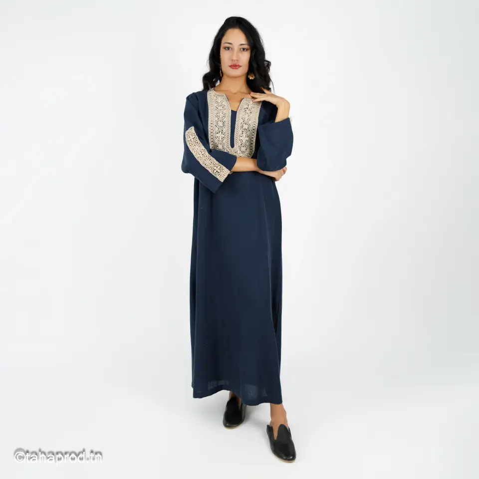 Femme en robe longue bleu marine à encolure brodée, prise de vue mode en studio