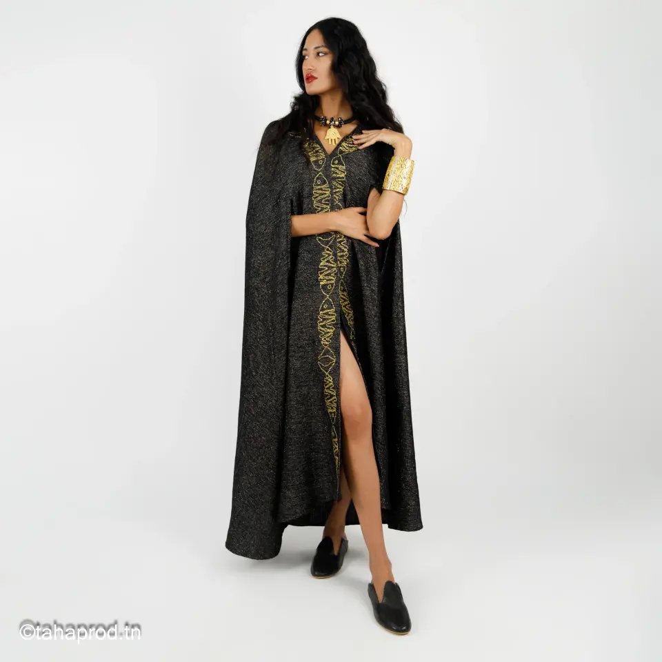 Mannequin en cape noire et or, prise de vue mode en studio