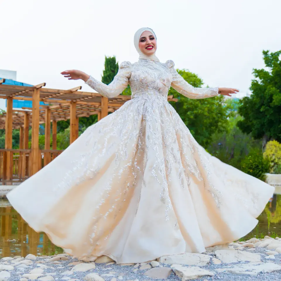 Mariée en robe blanche faisant tourner sa robe dans un jardin